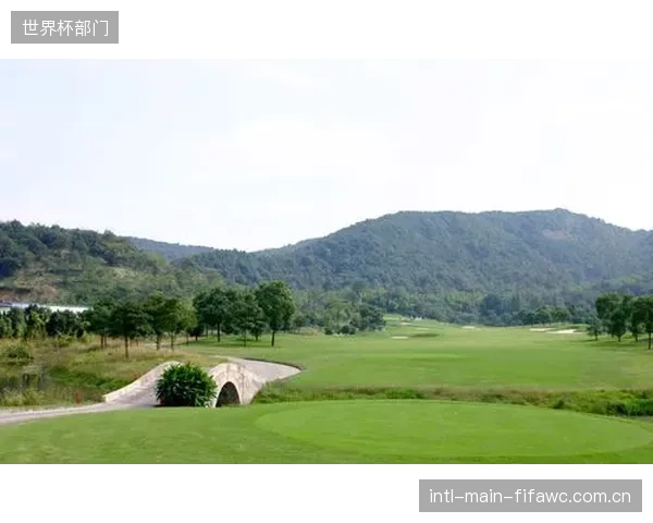 会稽山高尔夫球场作为顶级夜间球场,其玛斯柯非对称配光系统精确控制光束,解决了夜间挥杆时因眩光和光斑造成的视觉判断误差 会稽山高尔夫球场作为顶级夜间球场,其玛斯柯非对称配光系统精确控制光束,解决了夜间挥杆时因眩光和光斑造成的视觉判断误差